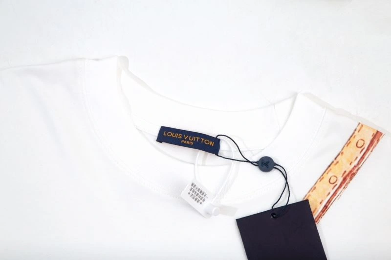 Louis Vuitton T-Shirts Versatile 138125