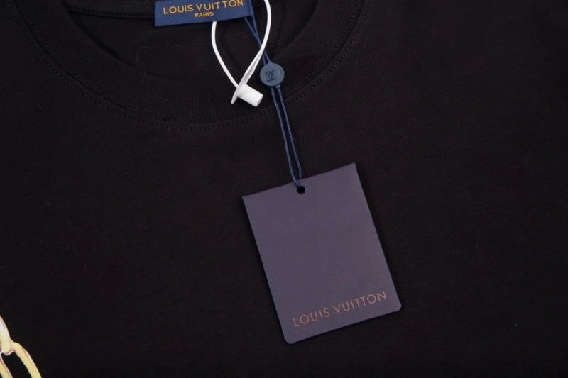 Unisex Louis Vuitton T-Shirts 138120