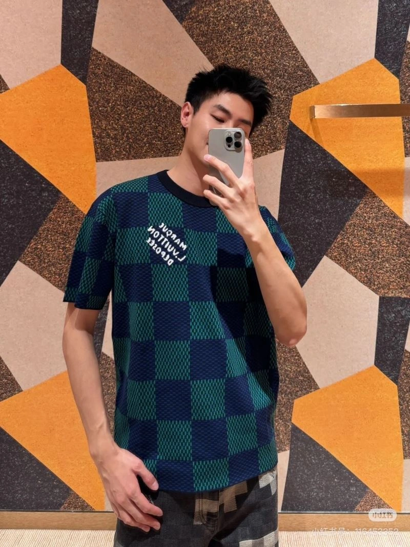 Sleek Louis Vuitton T-Shirts 138015
