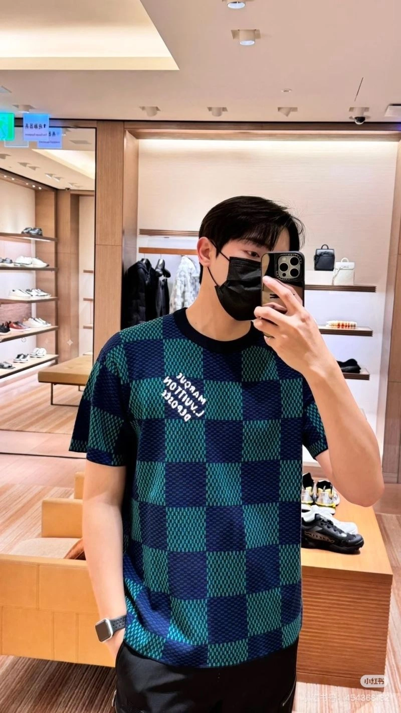 Sleek Louis Vuitton T-Shirts 138015