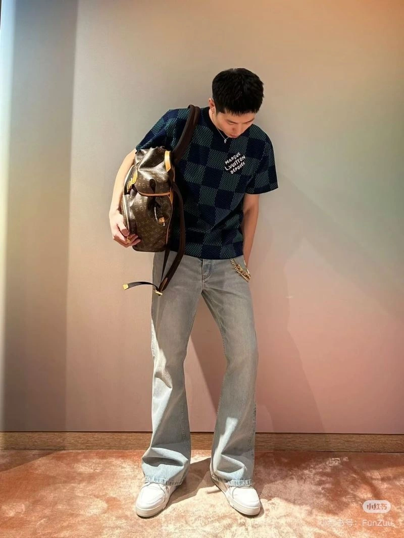 Sleek Louis Vuitton T-Shirts 138015