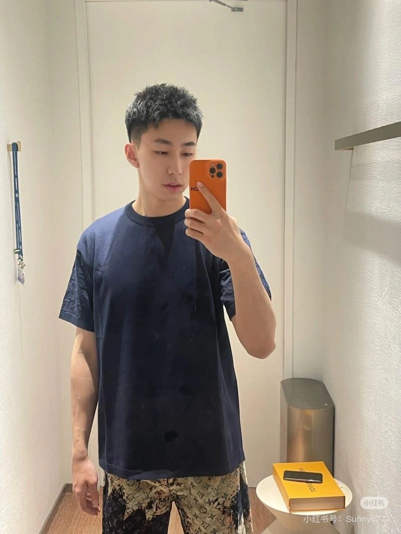 Lightweight Louis Vuitton T-Shirts 137994