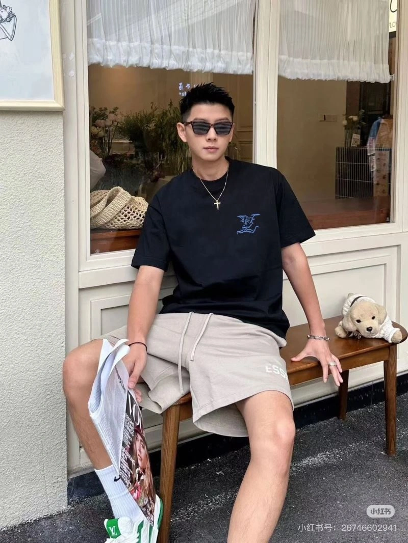 Sleek Louis Vuitton T-Shirts 137972