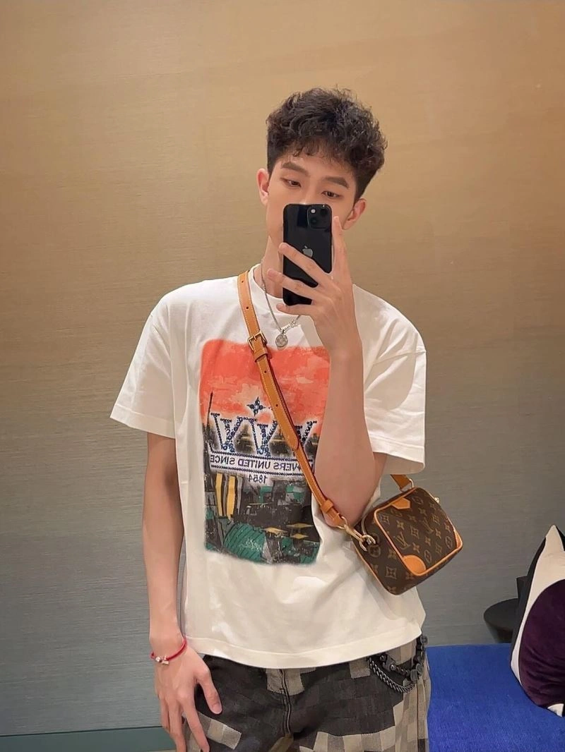 Louis Vuitton T-Shirts Lightweight 137954