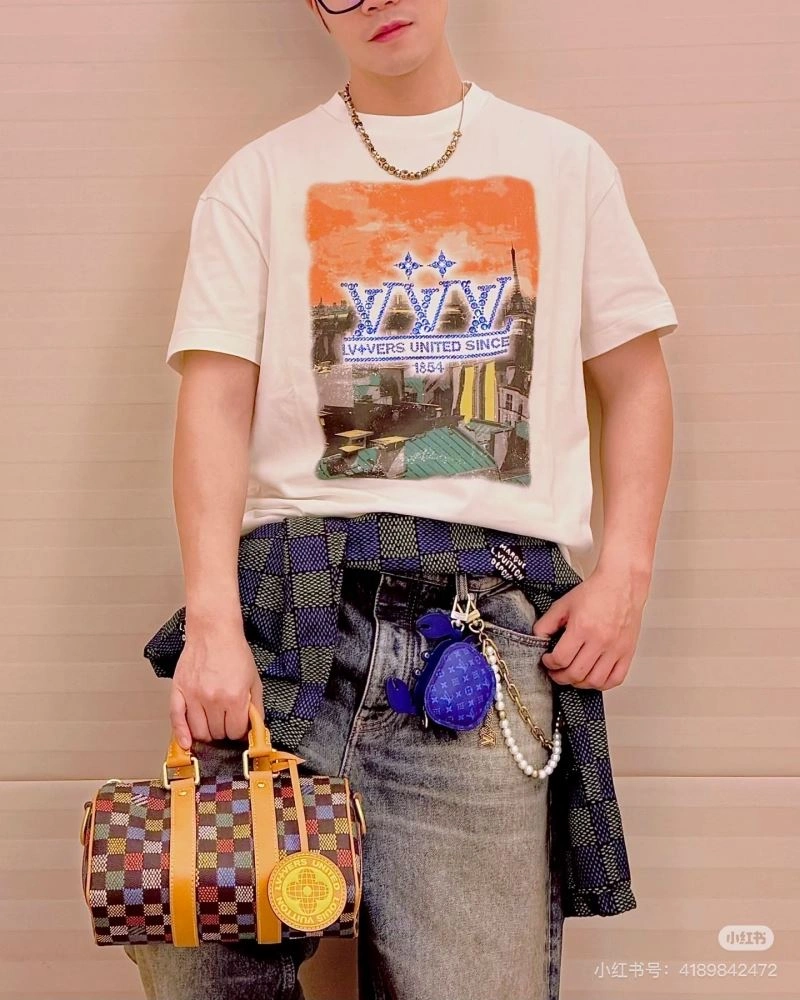 Louis Vuitton T-Shirts Lightweight 137954
