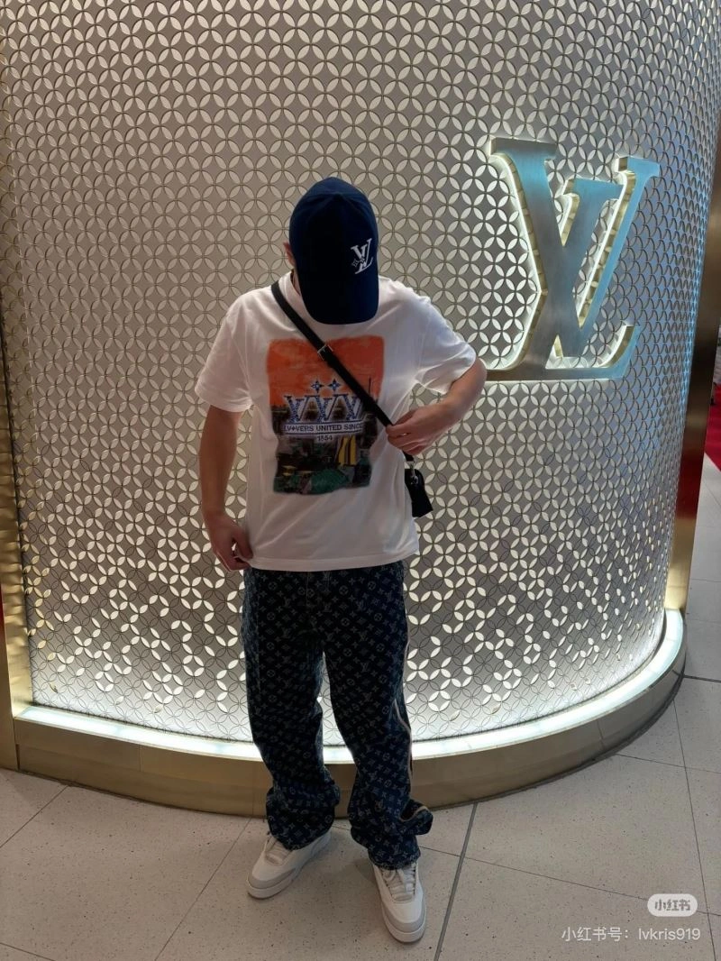 Louis Vuitton T-Shirts Lightweight 137954