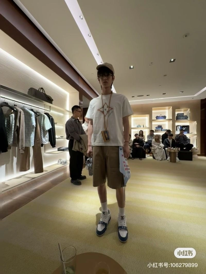 Compact Louis Vuitton T-Shirts 137996