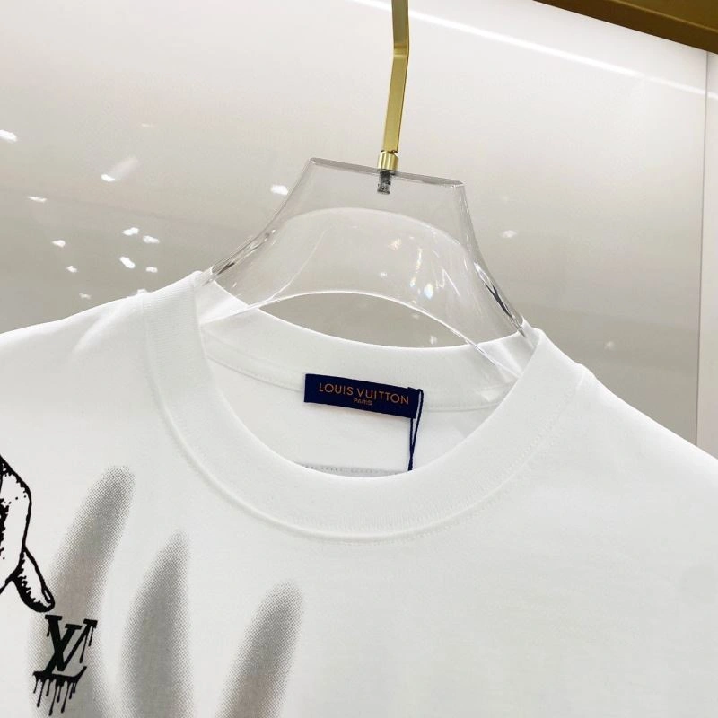Unisex Louis Vuitton T-Shirts 131960