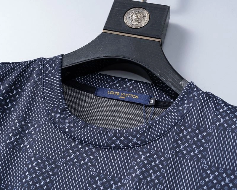Snug Louis Vuitton T-Shirts 139245