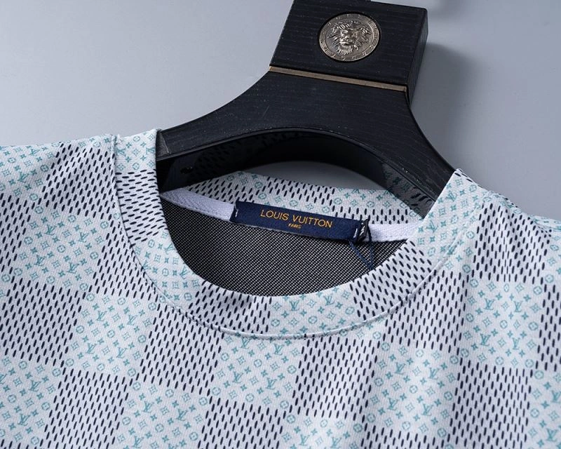 Snug Louis Vuitton T-Shirts 139245