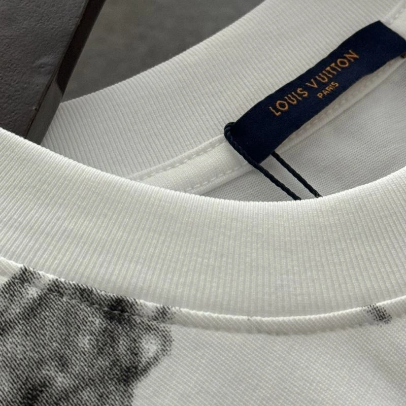 Louis Vuitton T-Shirts Breathable 137157