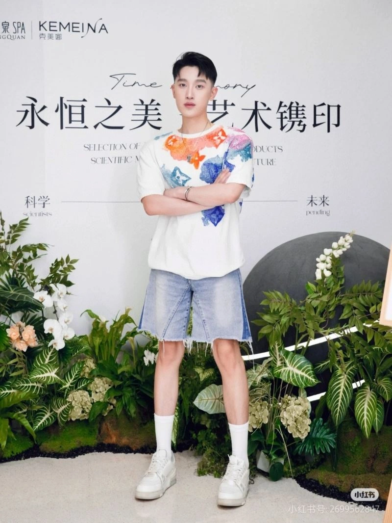 Unisex Louis Vuitton T-Shirts 137164