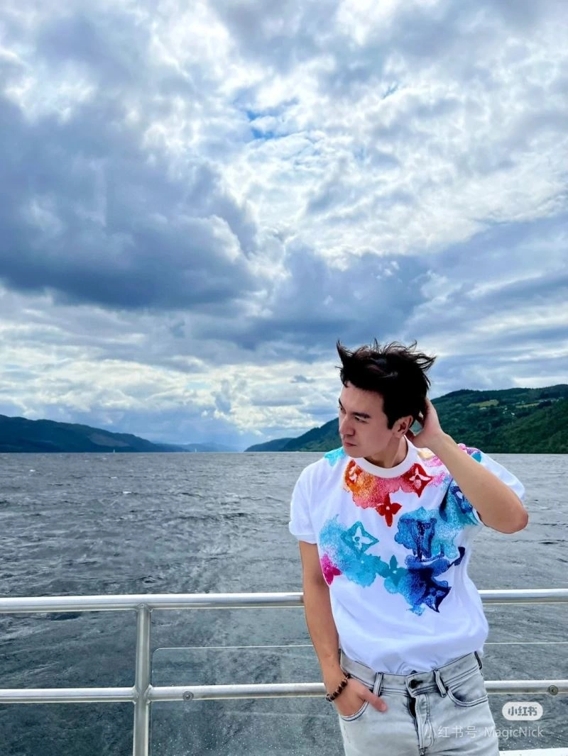 Unisex Louis Vuitton T-Shirts 137164