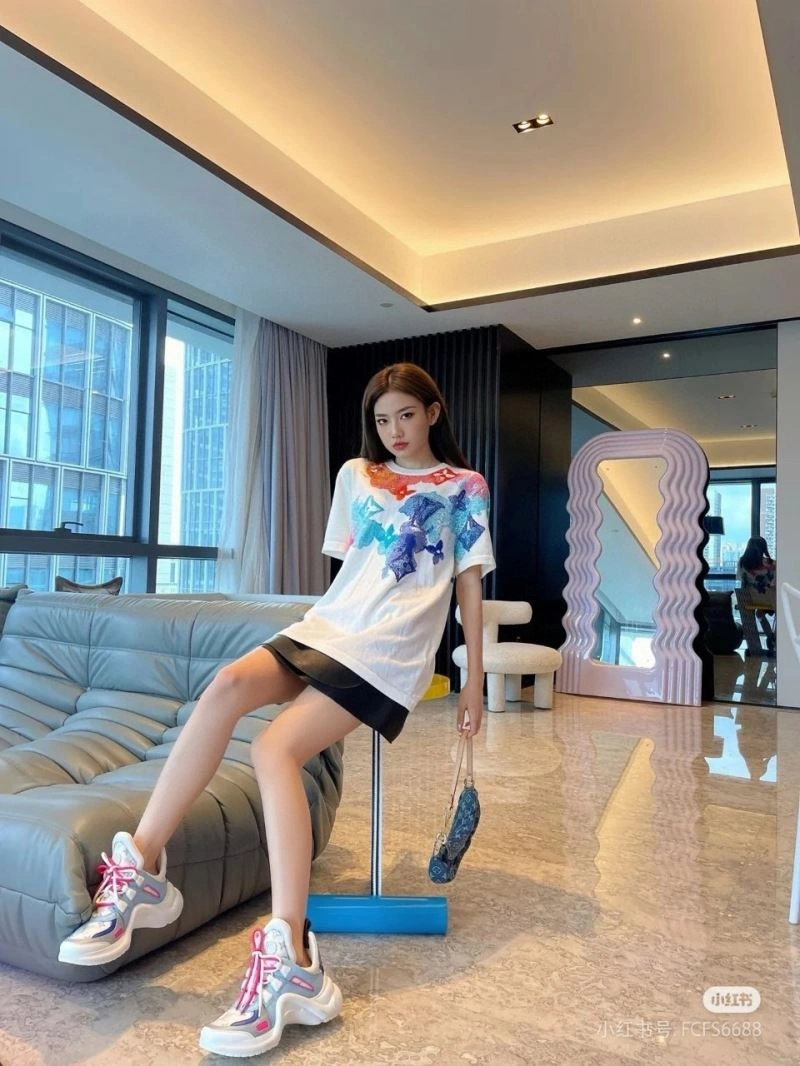 Unisex Louis Vuitton T-Shirts 137164
