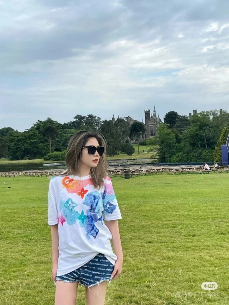 Unisex Louis Vuitton T-Shirts 137164