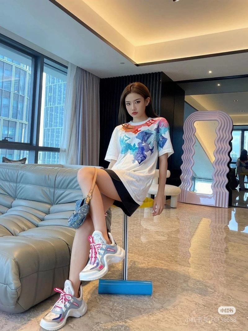 Unisex Louis Vuitton T-Shirts 137164