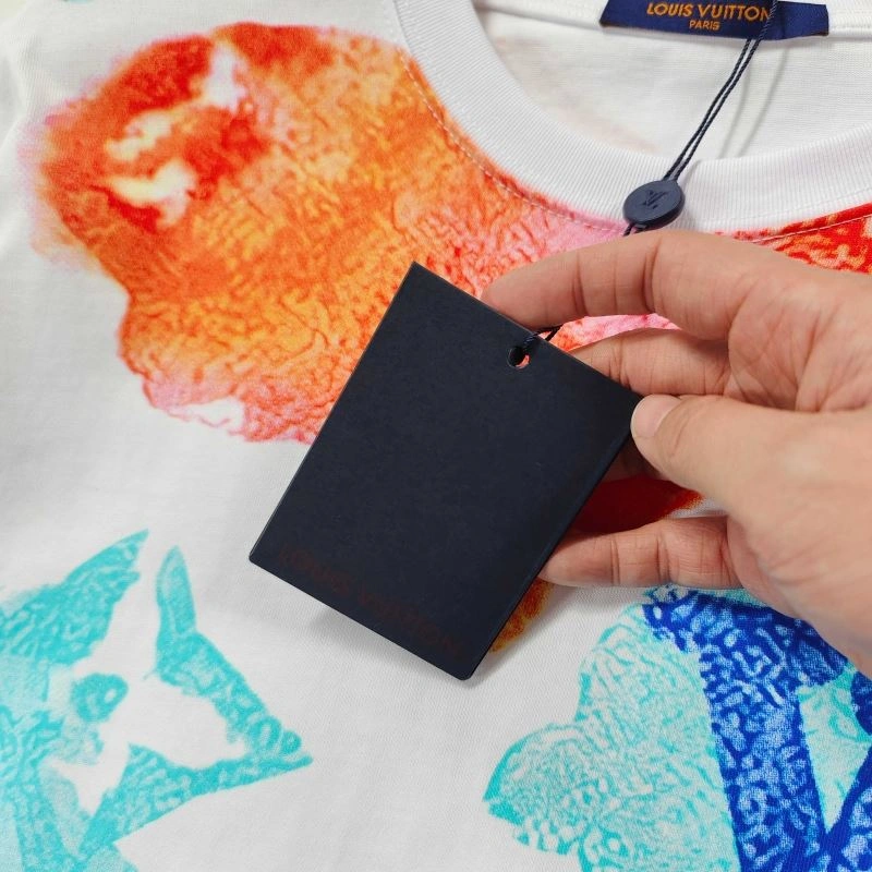 Unisex Louis Vuitton T-Shirts 137164