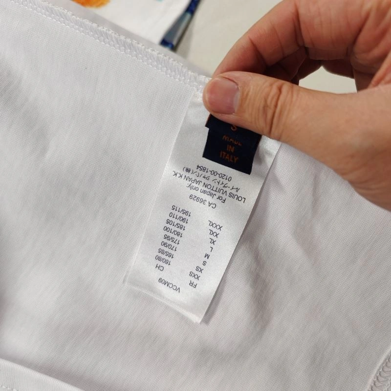 Unisex Louis Vuitton T-Shirts 137164