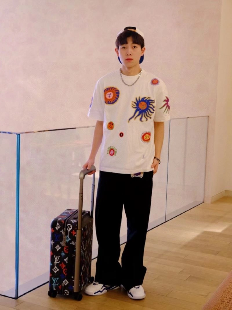 Fashionable Louis Vuitton T-Shirts 137052