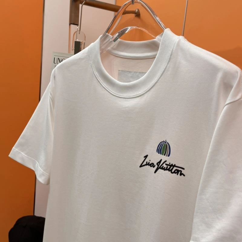 Effortless Louis Vuitton T-Shirts 136311