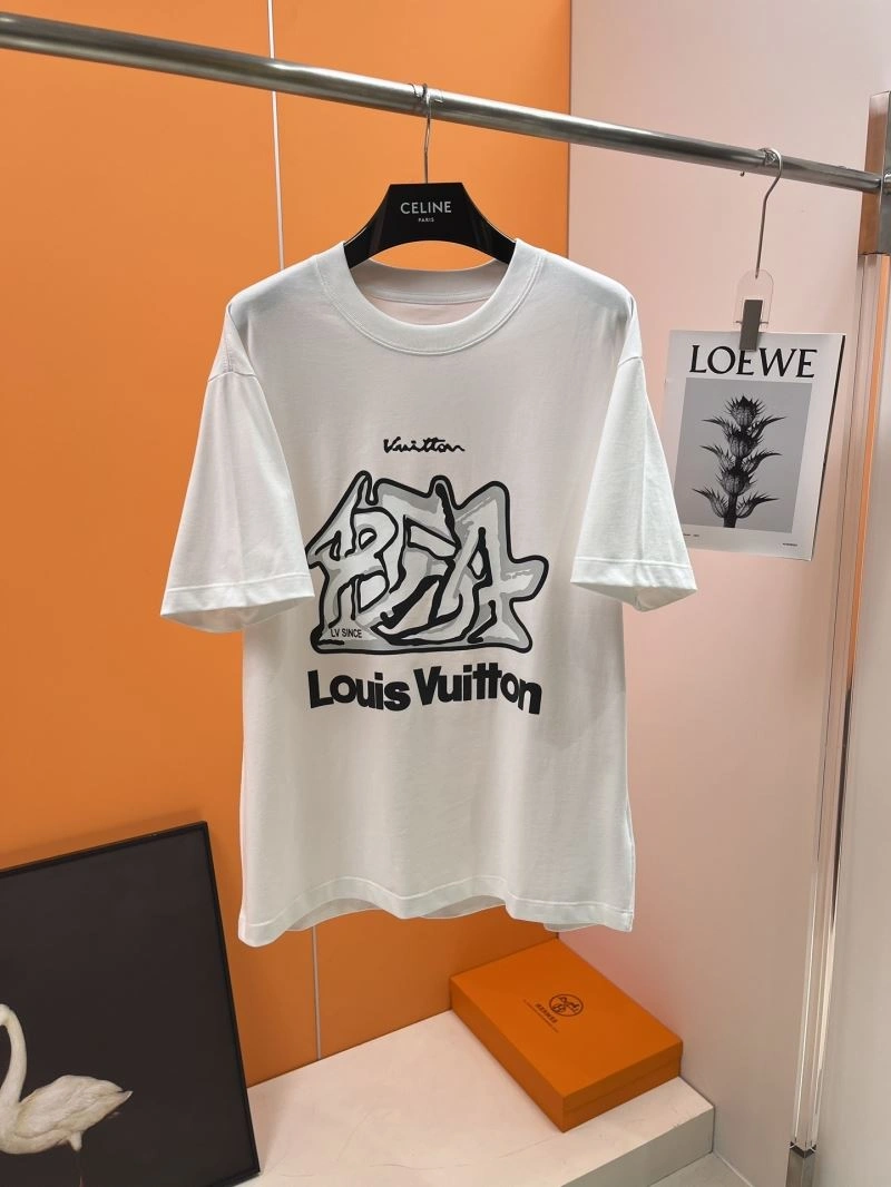Functional Louis Vuitton T-Shirts 136319