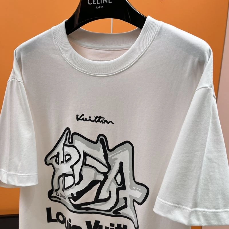 Functional Louis Vuitton T-Shirts 136319