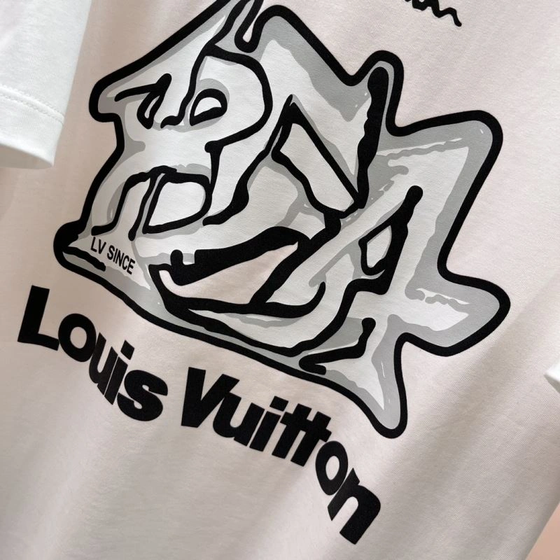 Functional Louis Vuitton T-Shirts 136319
