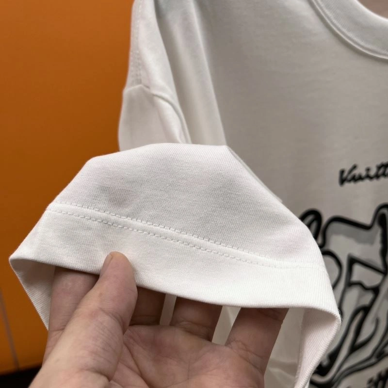 Functional Louis Vuitton T-Shirts 136319