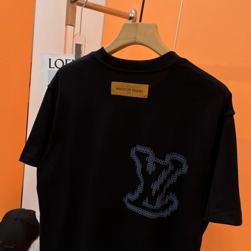 Versatile Louis Vuitton T-Shirts 136308