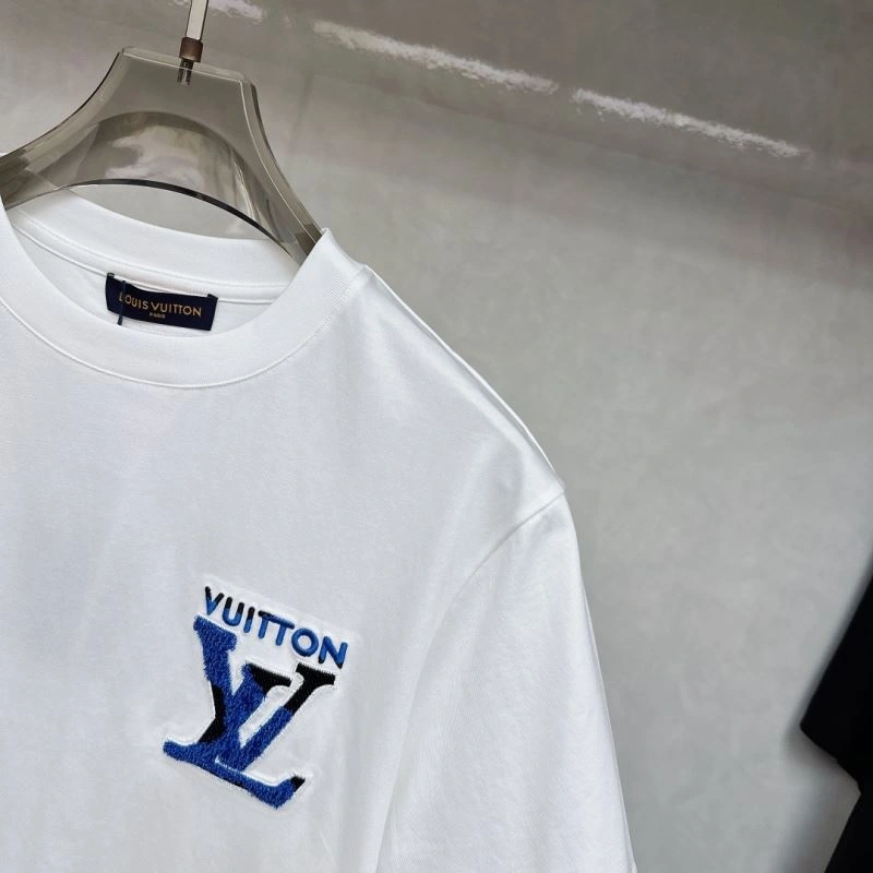 Modern Louis Vuitton T-Shirts 136270