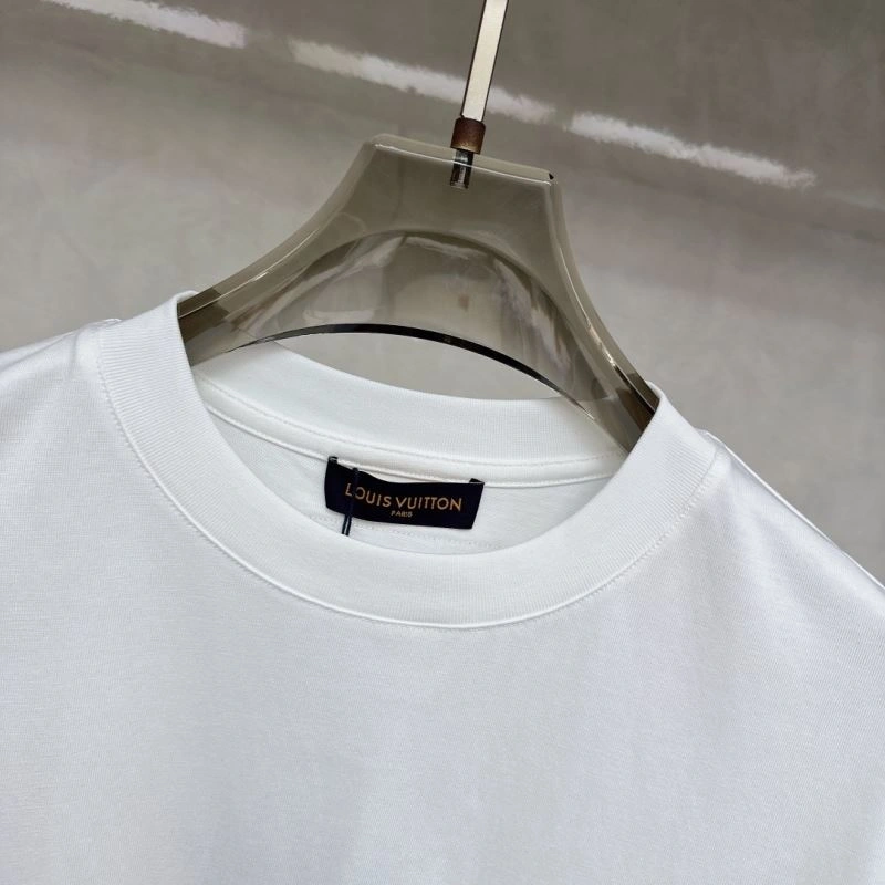 Modern Louis Vuitton T-Shirts 136270