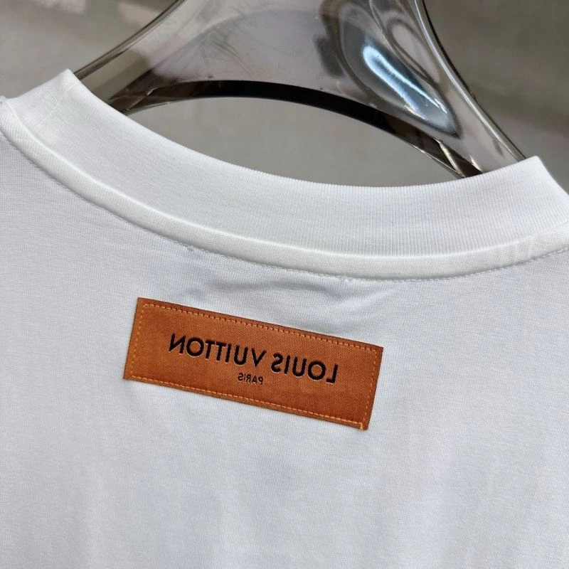 Modern Louis Vuitton T-Shirts 136270
