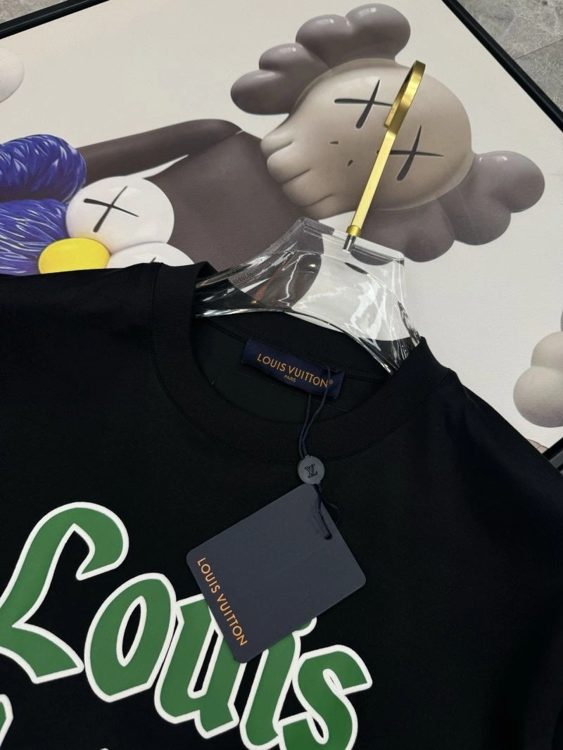 Fashionable Louis Vuitton T-Shirts 136229