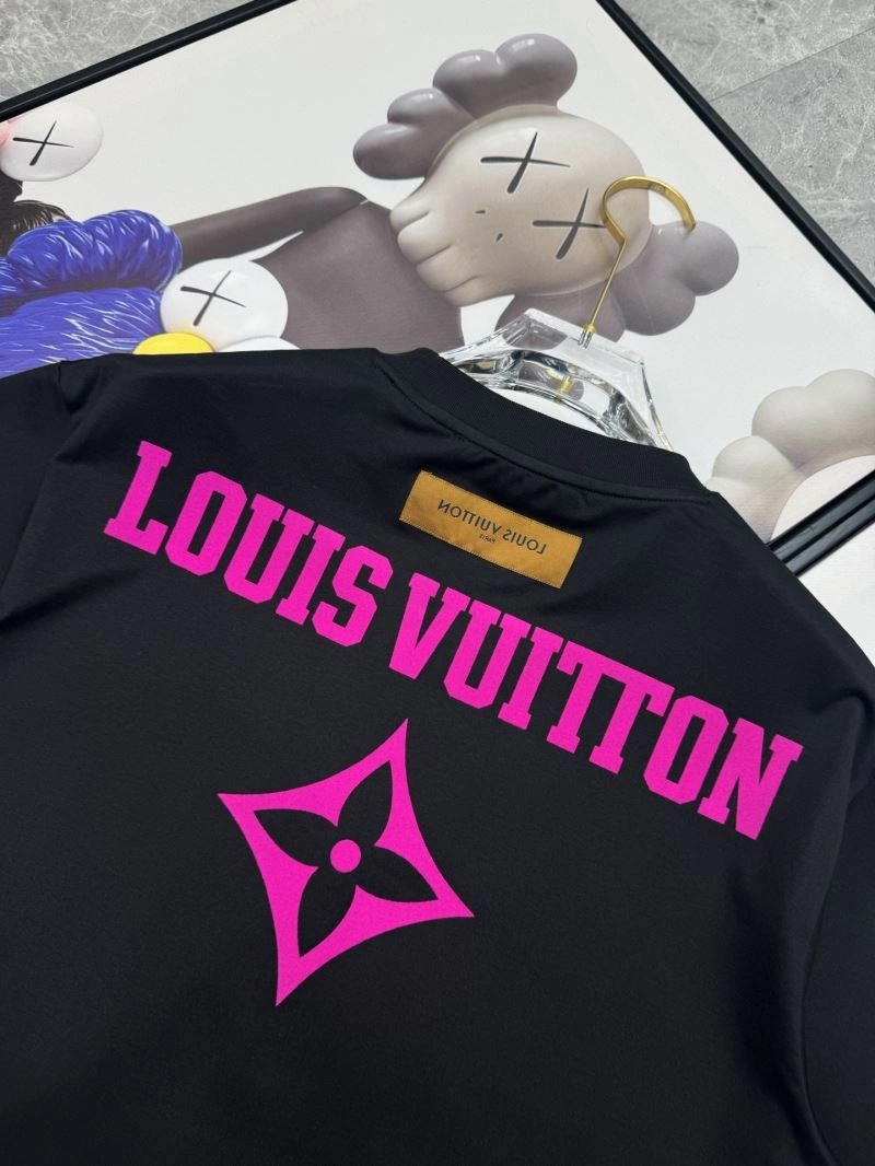 Louis Vuitton T-Shirts Snug 136219