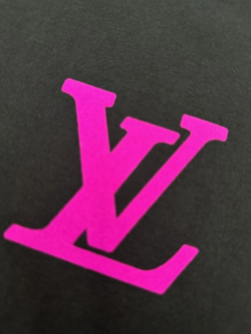 Louis Vuitton T-Shirts Snug 136219