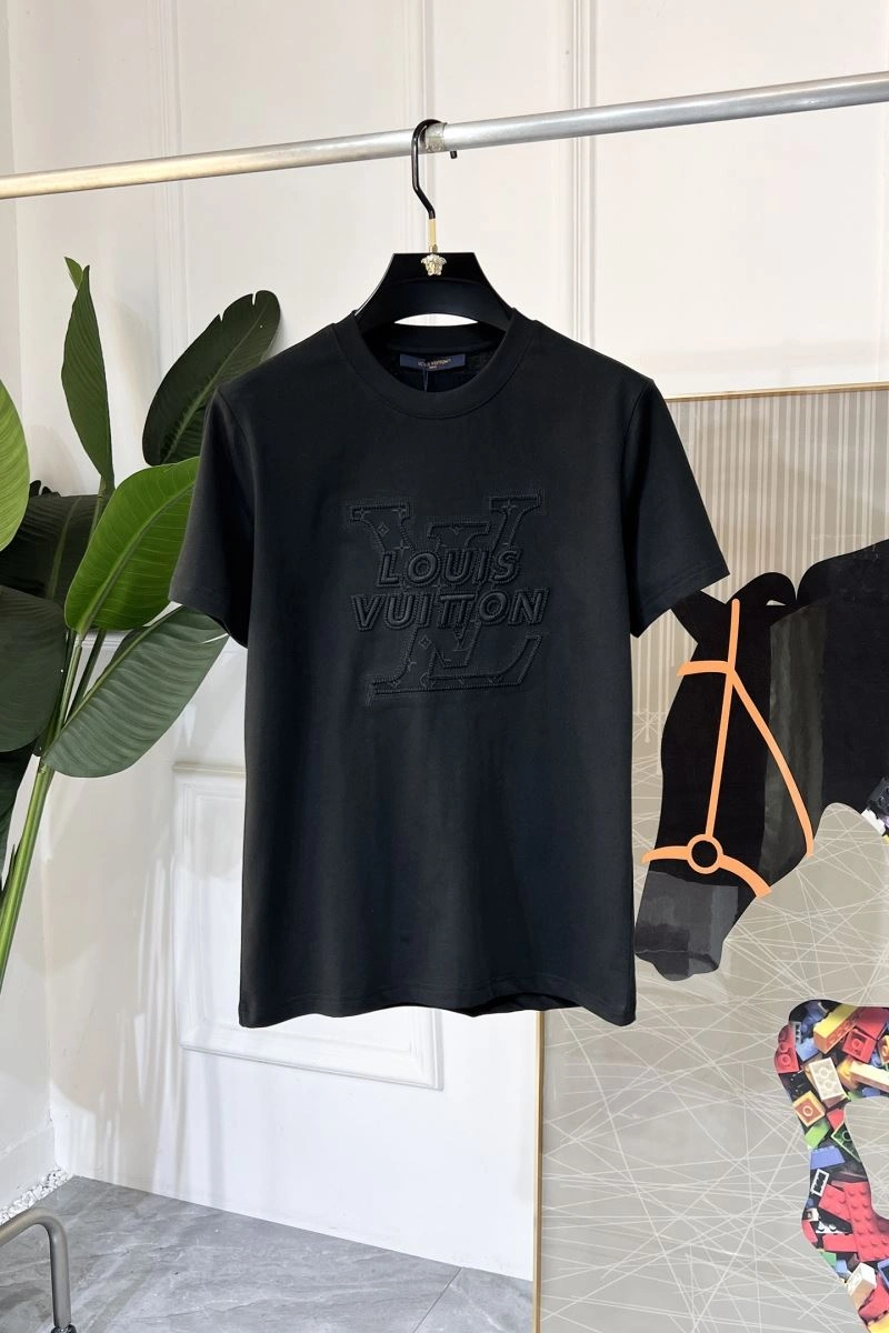 Modern Louis Vuitton T-Shirts 136220