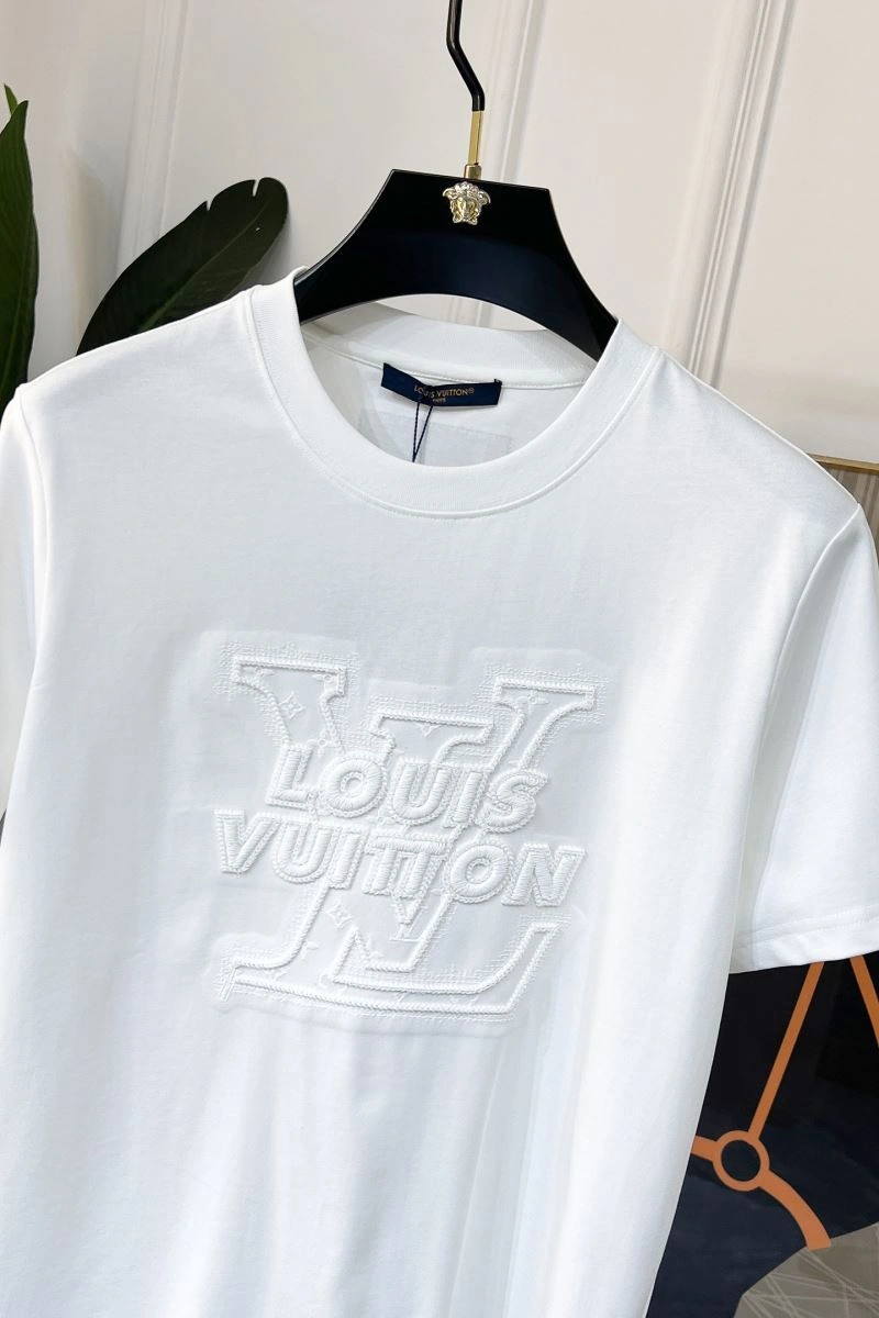 Modern Louis Vuitton T-Shirts 136220