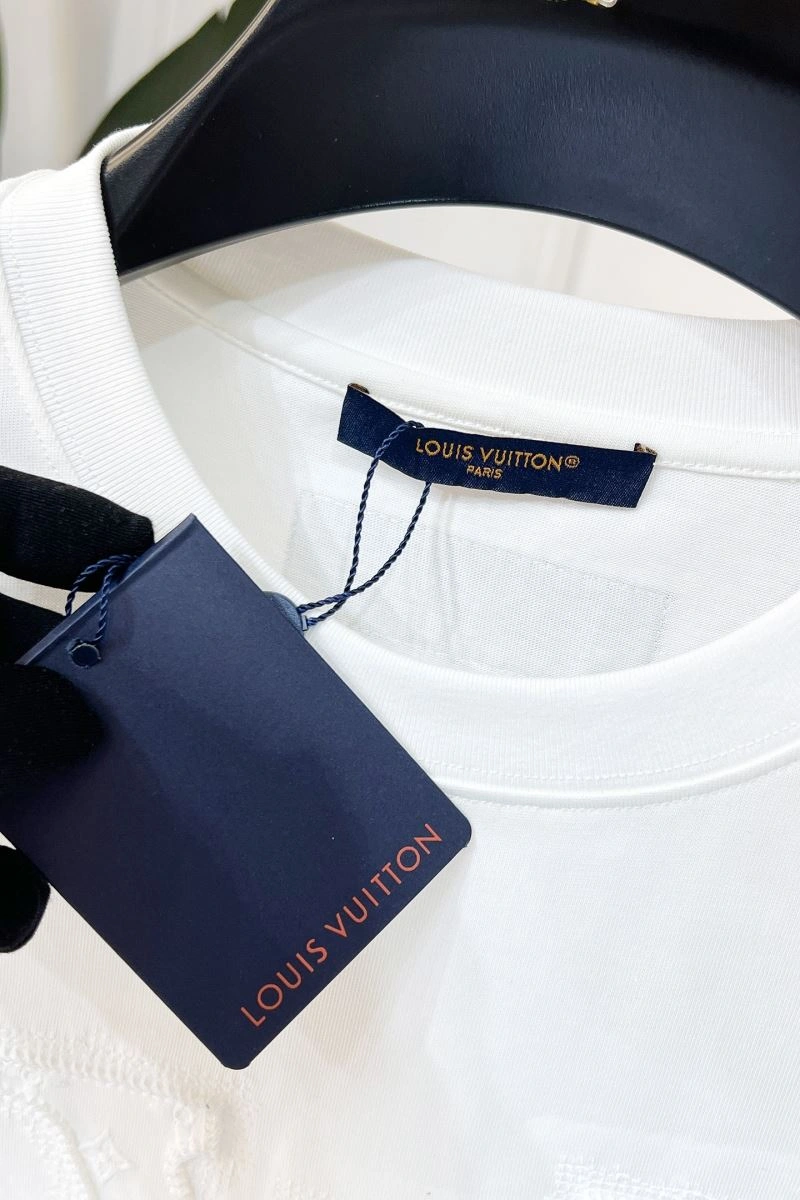 Modern Louis Vuitton T-Shirts 136220