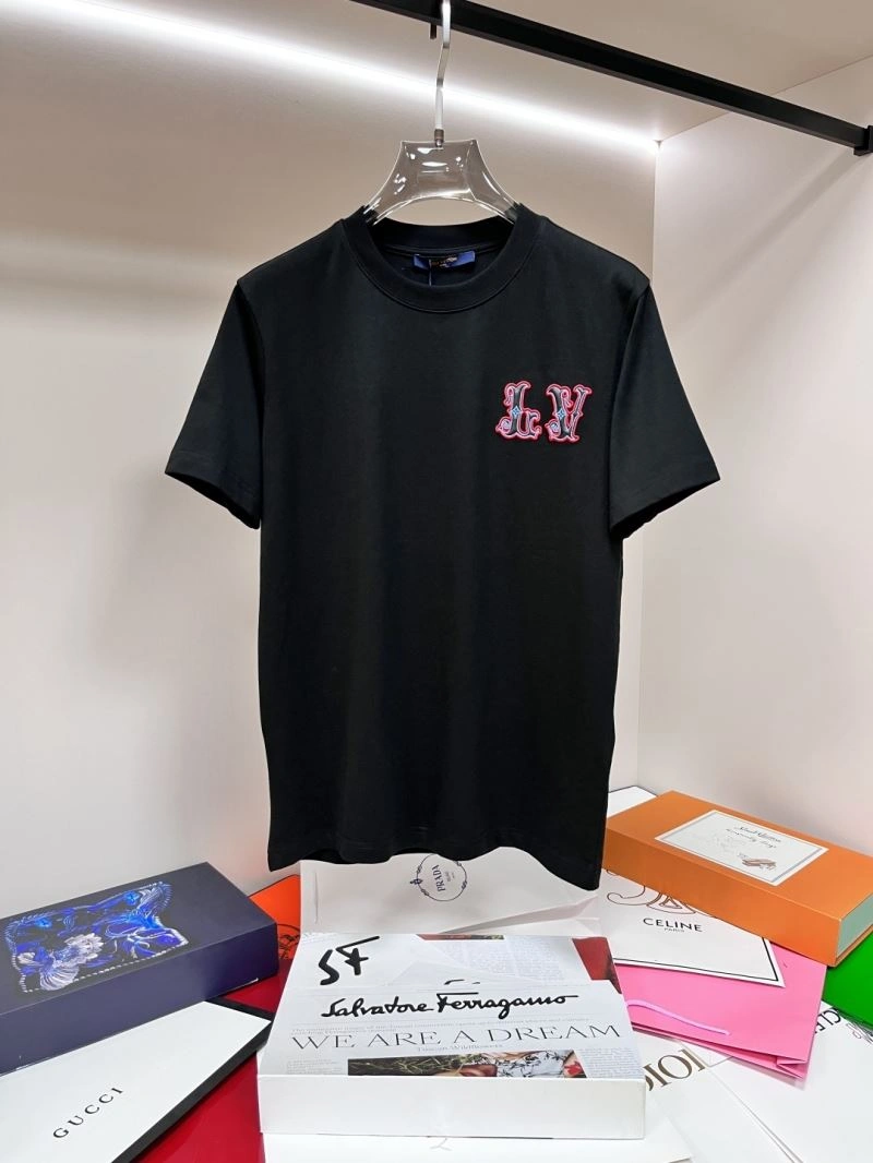Classic Louis Vuitton T-Shirts 136240