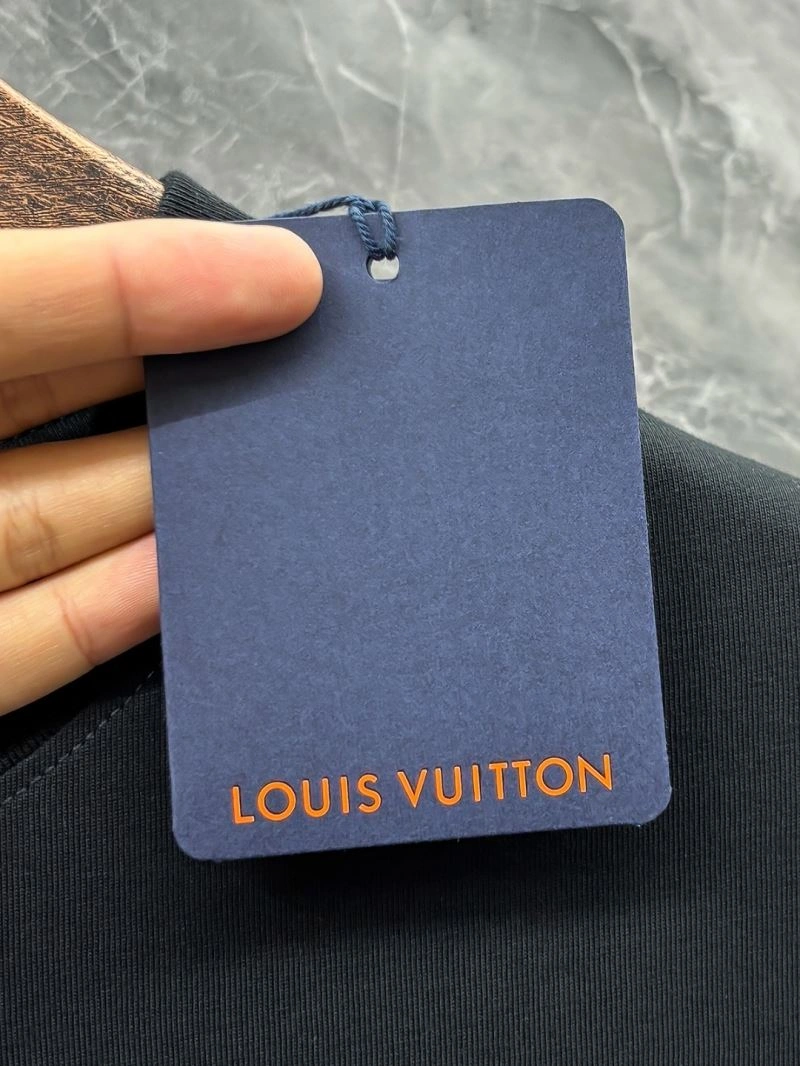 Classic Louis Vuitton T-Shirts 136208