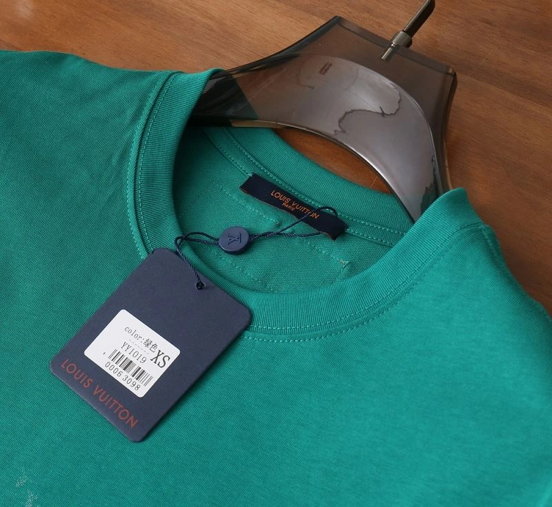 Functional Louis Vuitton T-Shirts 136137