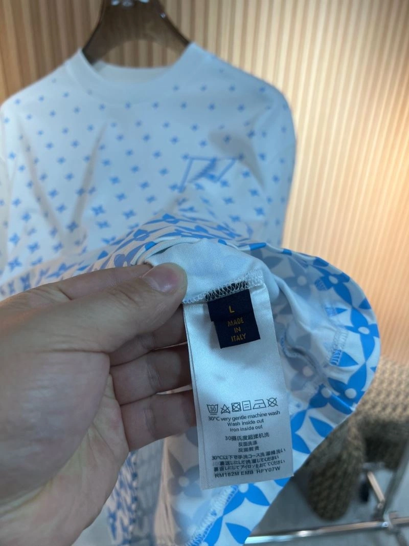 Elegant Louis Vuitton T-Shirts 136133