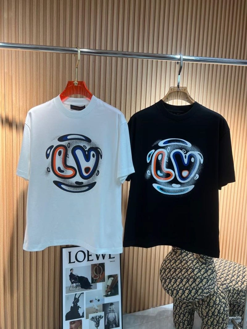 FashionForward Louis Vuitton T-Shirts 136131