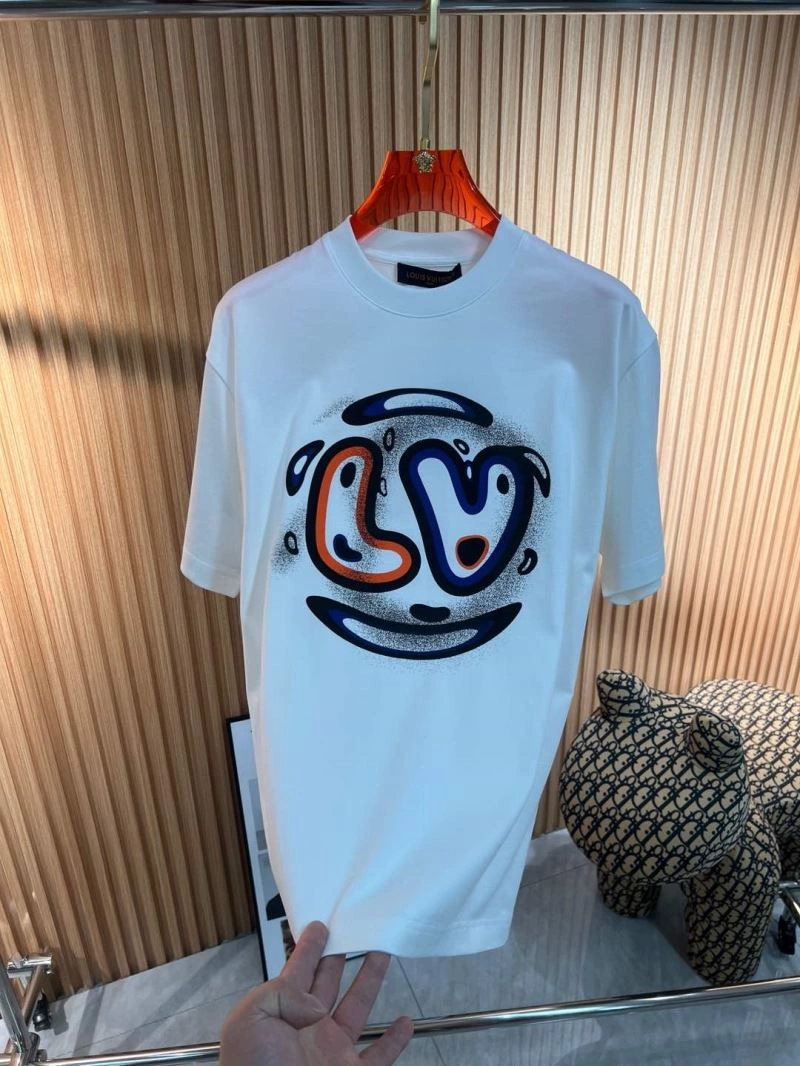 FashionForward Louis Vuitton T-Shirts 136131