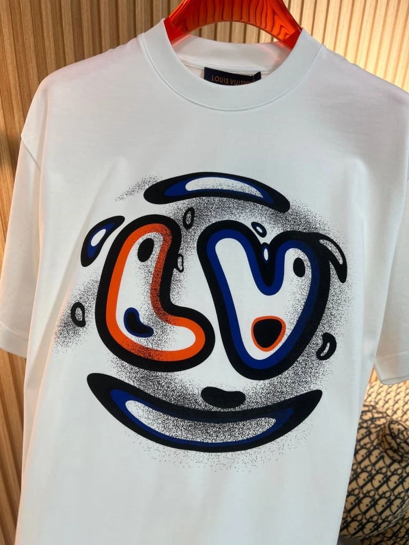 FashionForward Louis Vuitton T-Shirts 136131