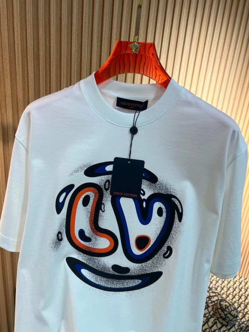 FashionForward Louis Vuitton T-Shirts 136131