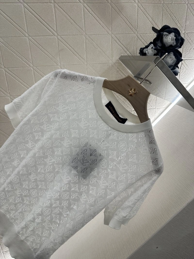 Functional Louis Vuitton T-Shirts 131000