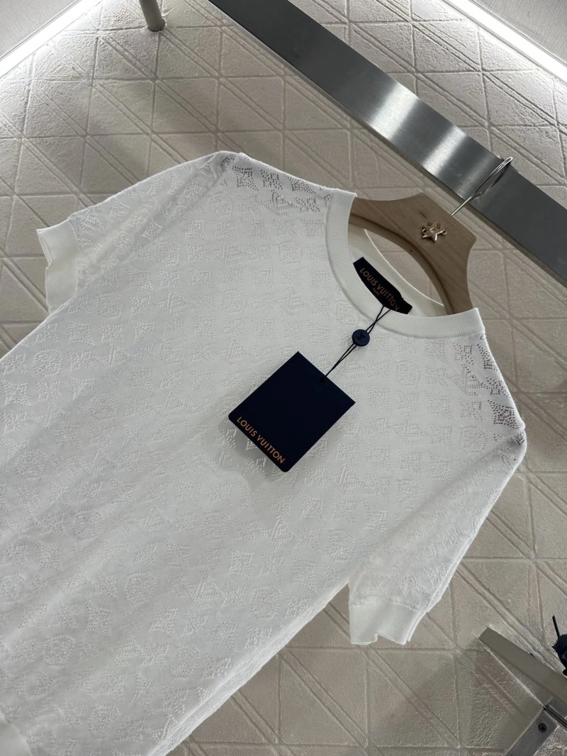 Functional Louis Vuitton T-Shirts 131000
