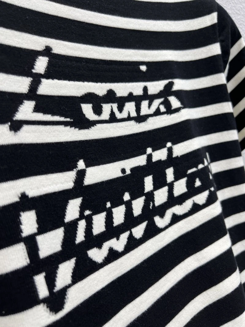 Louis Vuitton T-Shirts Versatile 131647