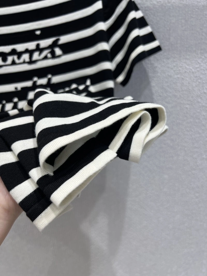Louis Vuitton T-Shirts Versatile 131647